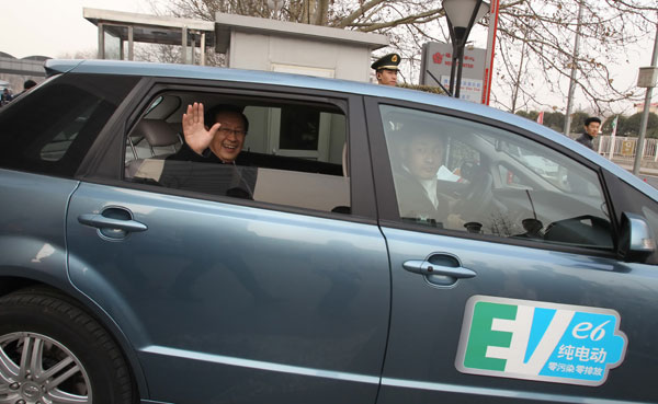 Minister takes lead in promoting electric vehicles