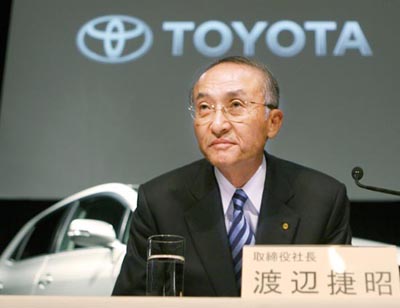 Toyota to sell new and old Corolla simultaneously